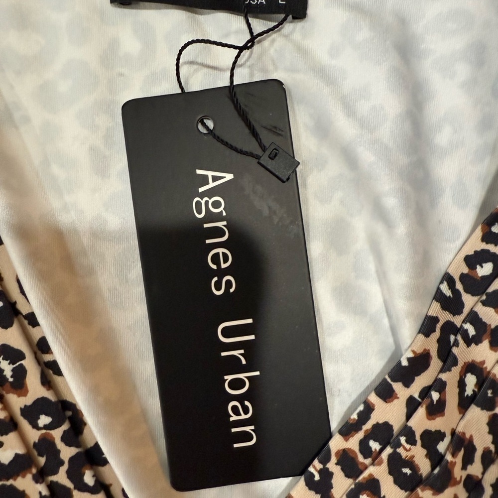 Agnes Urban Black Leopard Print V-Neck  Blouse Size Large - Picture 2 of 9